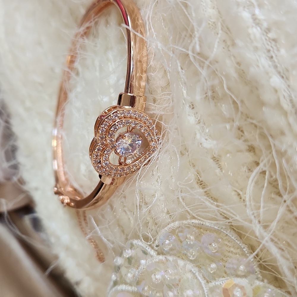 🎉HP🎉NWOT FAC Rose GoldclaspBracelet handplaced SwarovskiCrystal's & cubic2.75"